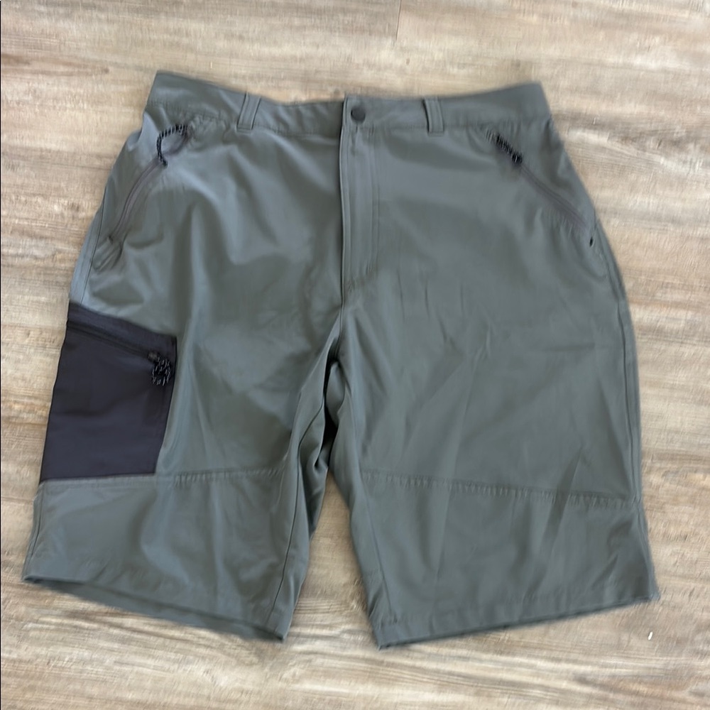 🍀Columbia Gray and Black Athletic Shorts Lightweight Performance
